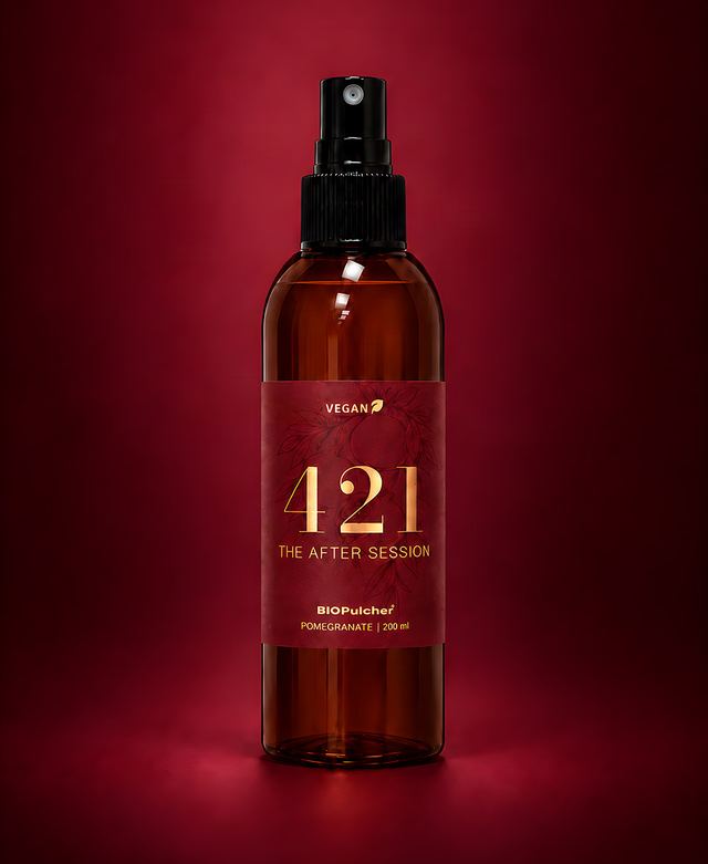 421 The After Session, Sprühflasche 200 ml, Duft Pomegranate, vor rotem Hintergrund